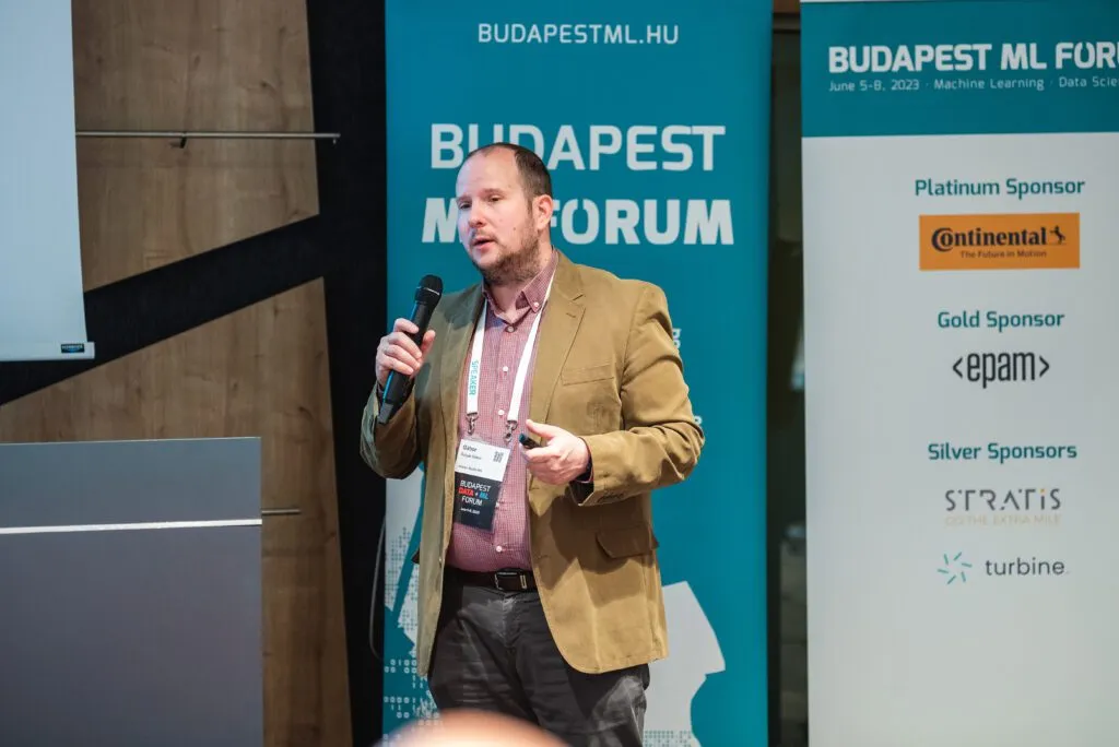 Dr. Gulyás Gábor mikrofonnal a Budapest ML Forum színpadán